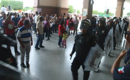 Maestros bloquean comercios en Oaxaca