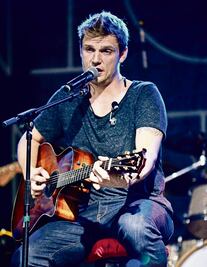 Con pasos noventeros, Nick conquista a mexicanas  