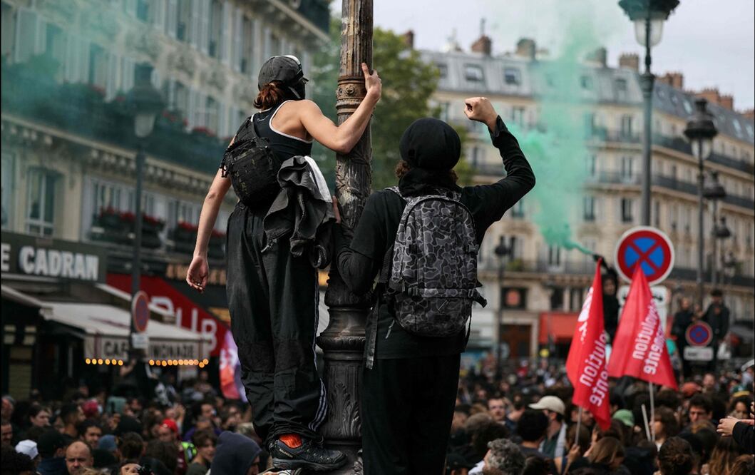 Manifestantes corean consignas frente a la estación de tren Gare du Nord de París, durante el movimiento de protesta "Bloqueemos todo", el 10 de septiembre de 2025. Foto: AFP