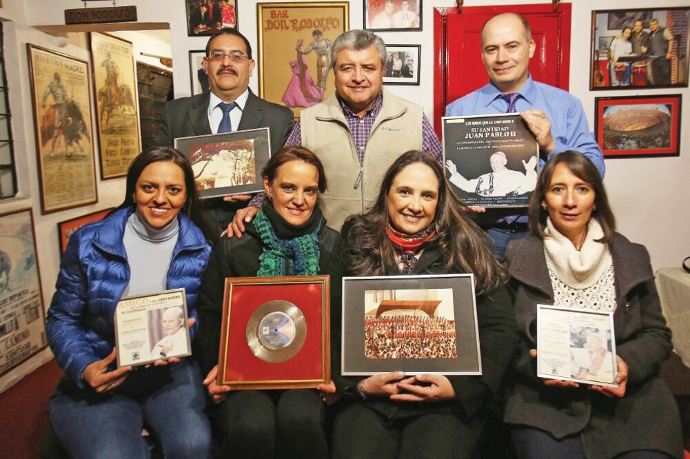 Los niños cantores. Los ex alumnos de los colegios Miguel Ángel y México comparten el grato recuerdo que les dejó haber cantado a Juan Pablo II. (JUAN CARLOS REYES/ EL UNIVERSAL)