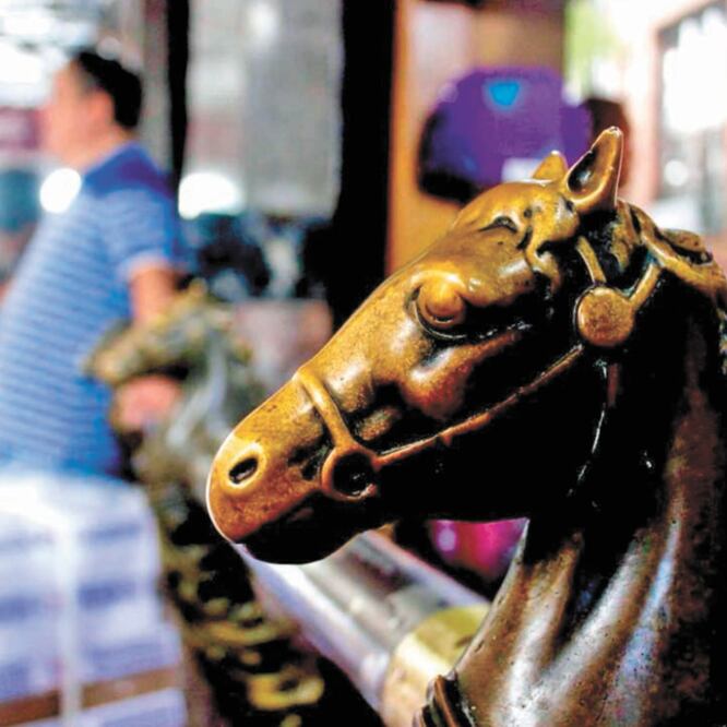 Las pequeñas esculturas y el barandal fueron arrancados de la fachada la madrugada del 17 de julio, según consta en el expediente del caso. CORTESÍA: LEONARDO DOMÍNGUEZ