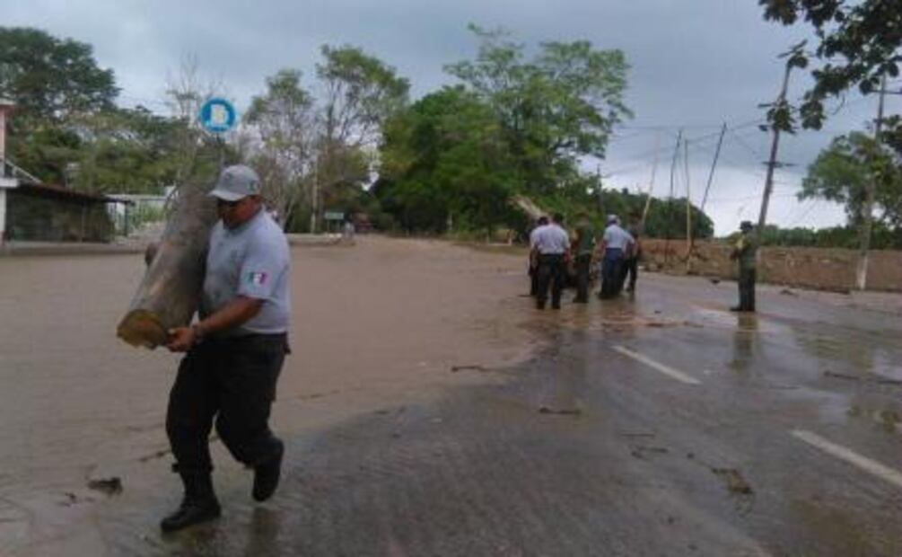 Por fuerte lluvia cierran carretera en Tabasco
