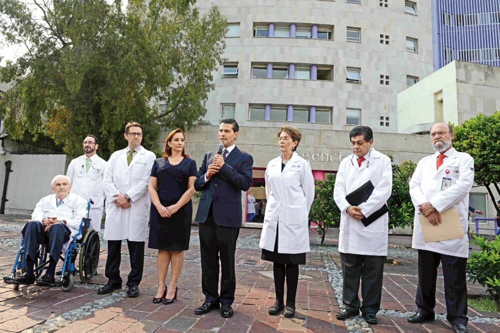 El presidente Enrique Peña Nieto se reunió con los sobrevivientes del ataque en Egipto. Las víctimas le relataron los momentos difíciles que vivieron (ESPECIAL)