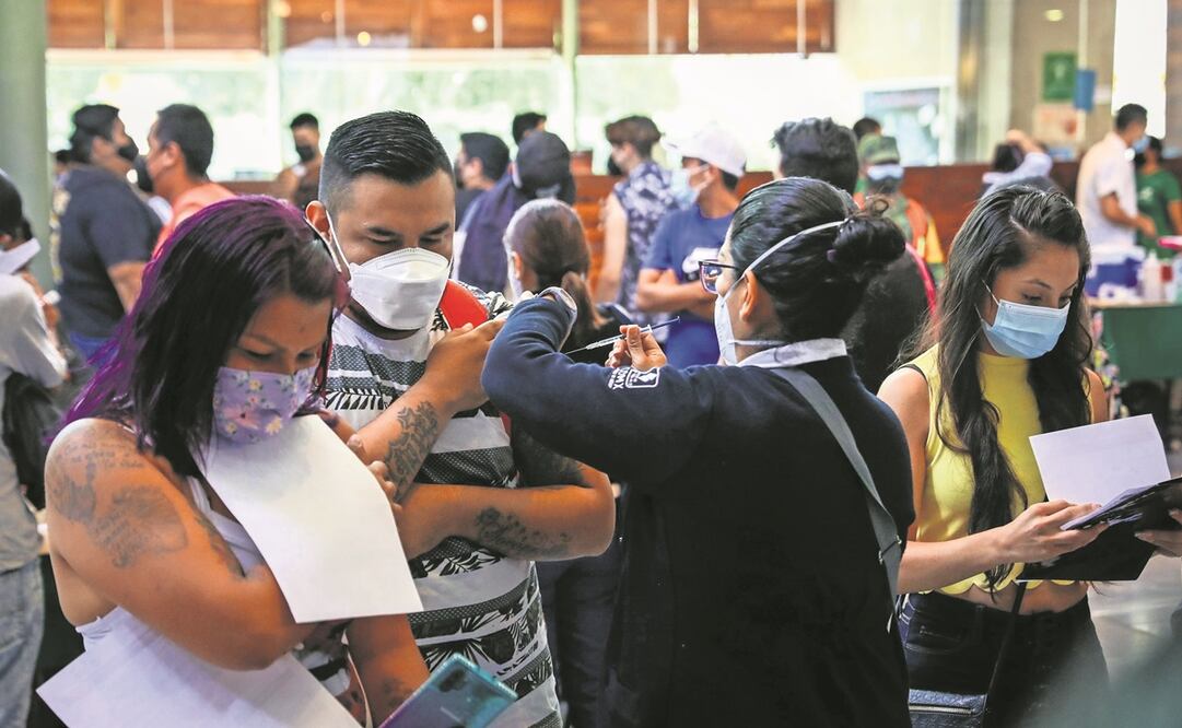 Del lunes 14 al sábado 19 de febrero, se aplicará la dosis de refuerzo contra el Covid a personas de 30 a 39 años; el viernes 11 de febrero se detallarán las sedes y el biológico que se aplicará. Foto: Archivo/ EL UNIVERSAL  