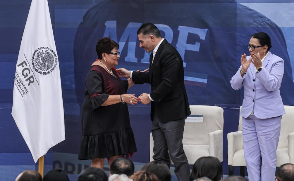 El secretario de seguridad Omar García Harfuch acompaña a Ernestina Godoy en la presentación de su Plan de Procuración de Justicia 2026-2029 (17/04/2026). Foto: Gabriel Pano / EL UNIVERSAL