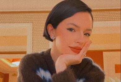 El look con aires noventeros de Ángela Aguilar 