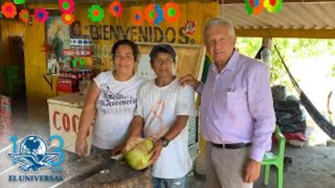 AMLO se refresca con un coco sobre la carretera Manzanillo-Colima
