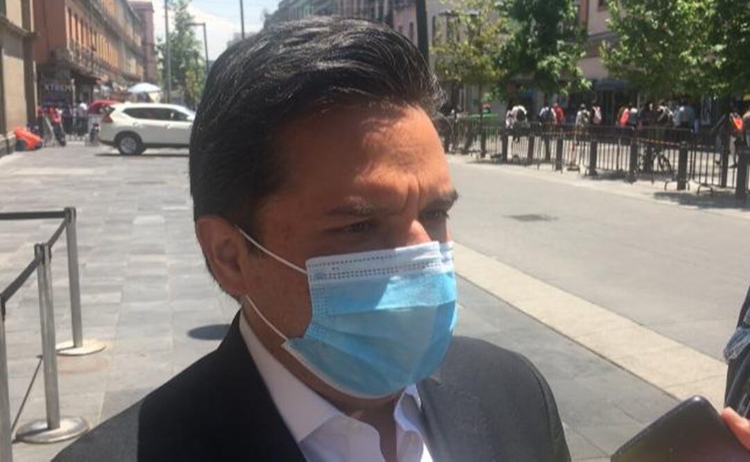 Entrevista con Zoé Robledo, director General del IMSS afuera de Palacio Nacional / Foto de Pedro Villa y Caña