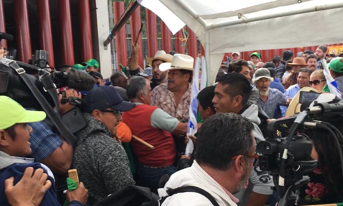 Amagan con no dejar salir a coordinadores parlamentarios que lograron ingresar a la Cámara de Diputados. Foto: Horacio Jiménez / EL UNIVERSAL