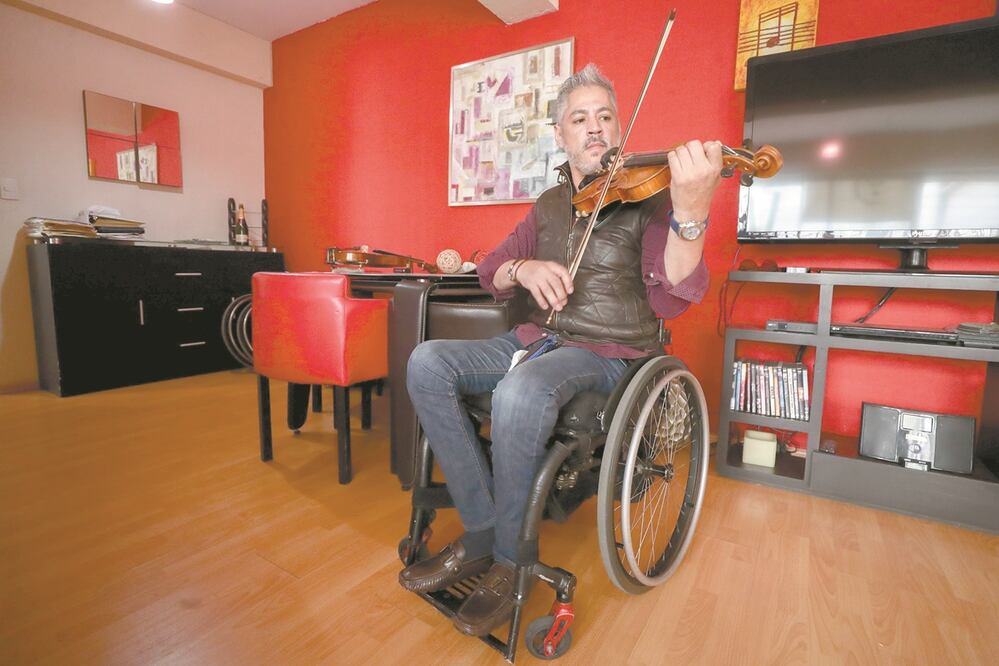 Julio, de 46 años, afirma que su sueldo como profesor y músico no le alcanza para satisfacer todas sus necesidades. Fotos: DIEGO SIMÓN. EL UNIVERSAL