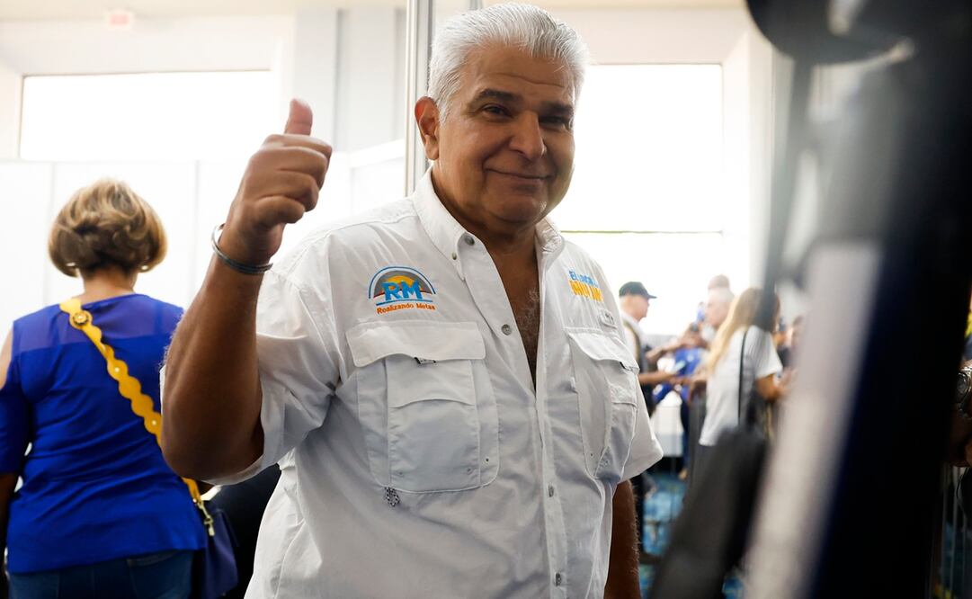 El candidato a la presidencia de Panamá José Raúl Mulino saluda a los electores luego de votar este domingo. Foto: EFE