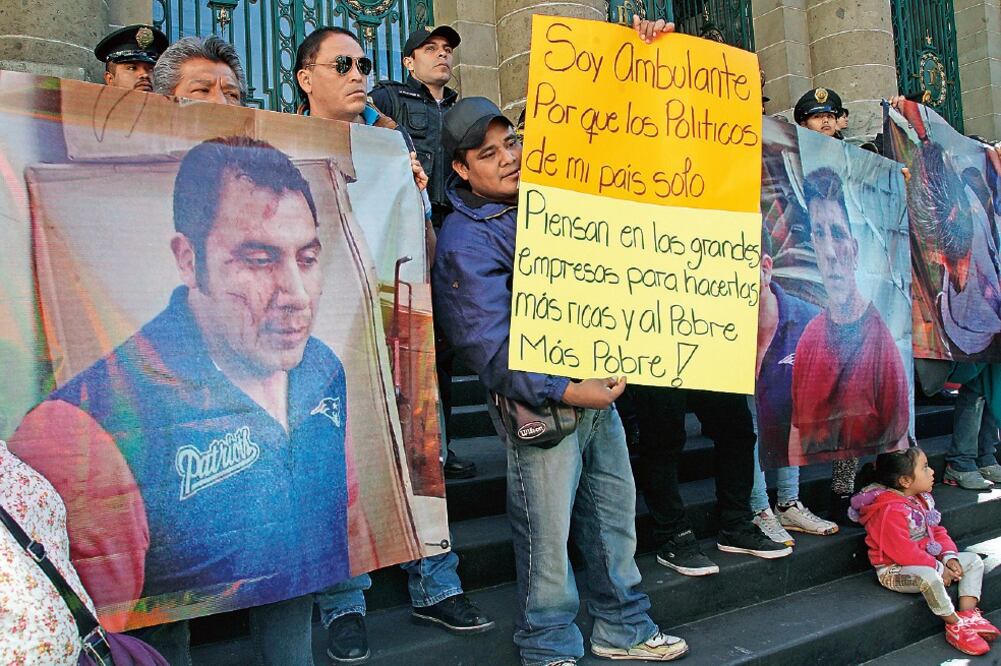 Al rededor de 500 ambulantes se manifestaron frente a la Asamblea Legislativa de la Ciudad de México a fin de exigir a los diputados locales los ayuden para que los policías los dejen trabajar libremente (ARIEL OJEDA. EL UNIVERSAL)