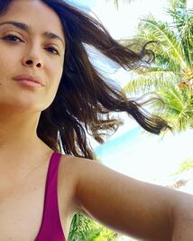 Salma Hayek impacta con bikini y caftán transparente
