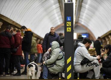Metro de Ucrania se utiliza como refugio antiaéreo por bombardeos