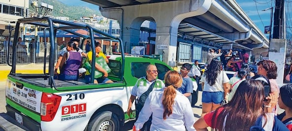 Por tercer día, Acapulco sufre de escasez de transporte; escuelas y comercios, afectados