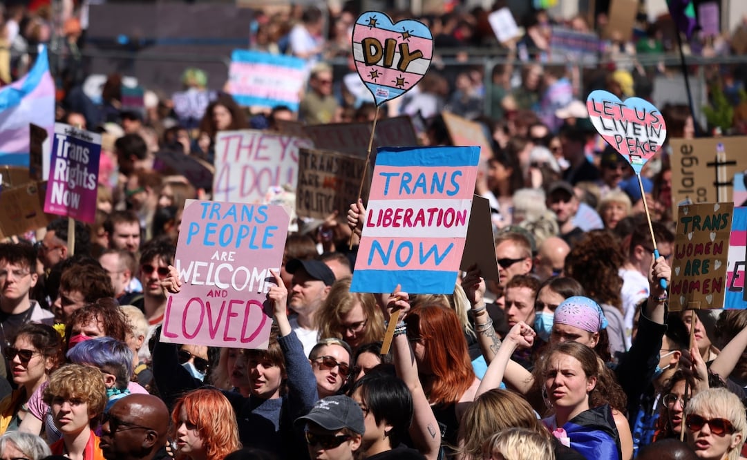 Miembros de la comunidad trans se reúnen frente al Parlamento del Reino Unido en Londres durante una manifestación de emergencia por la Liberación Transgénero en Londres, Gran Bretaña, el 19 de abril de 2025. Foto: EFE