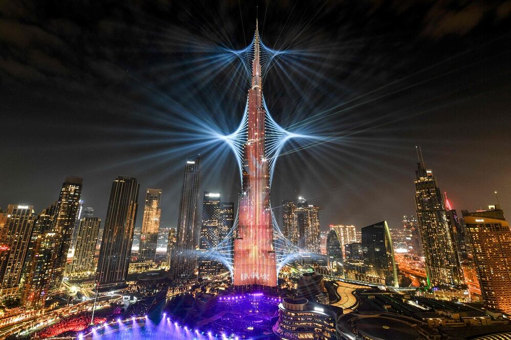 El emblemático rascacielos Burj Khalifa, el edificio más alto del mundo, se ilumina en Dubái a medianoche en la víspera de Año Nuevo del 1 de enero de 2024. Foto: AFP