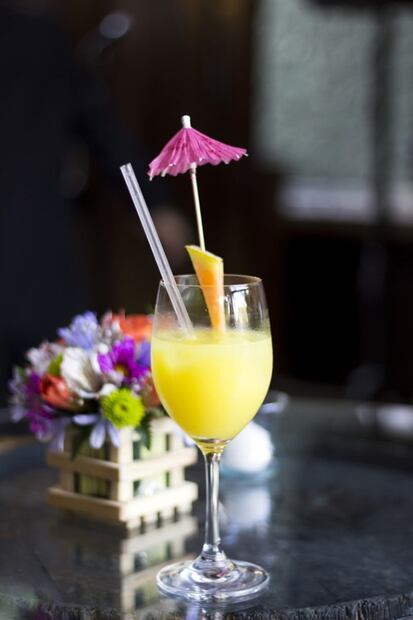 Prepara cocteles con ron