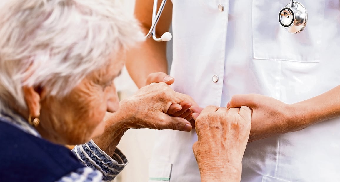 El neurólogo Roberto Leal Ortega, ofreció una cátedra en la Universidad Anáhuac Mayab, explicó que el Parkinson es un trastorno progresivo que afecta el movimiento y sus signos más visibles incluyen temblor, lentitud y alteraciones en la postura y el equilibrio. Foto: Especial