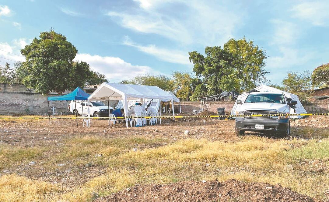 De la fosa irregular, las autoridades extrajeron 84 restos humanos y presuntamente hay más cadáveres sin identificar. Foto: Especial.