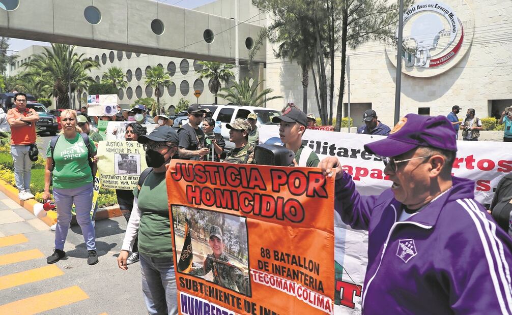 Familiares de soldados protestaron en apoyo a los efectivos detenidos, desaparecidos y asesinados frente a la Sedena, en la Ciudad de México, Foto: Berenice Fregoso / EL UNIVERSAL