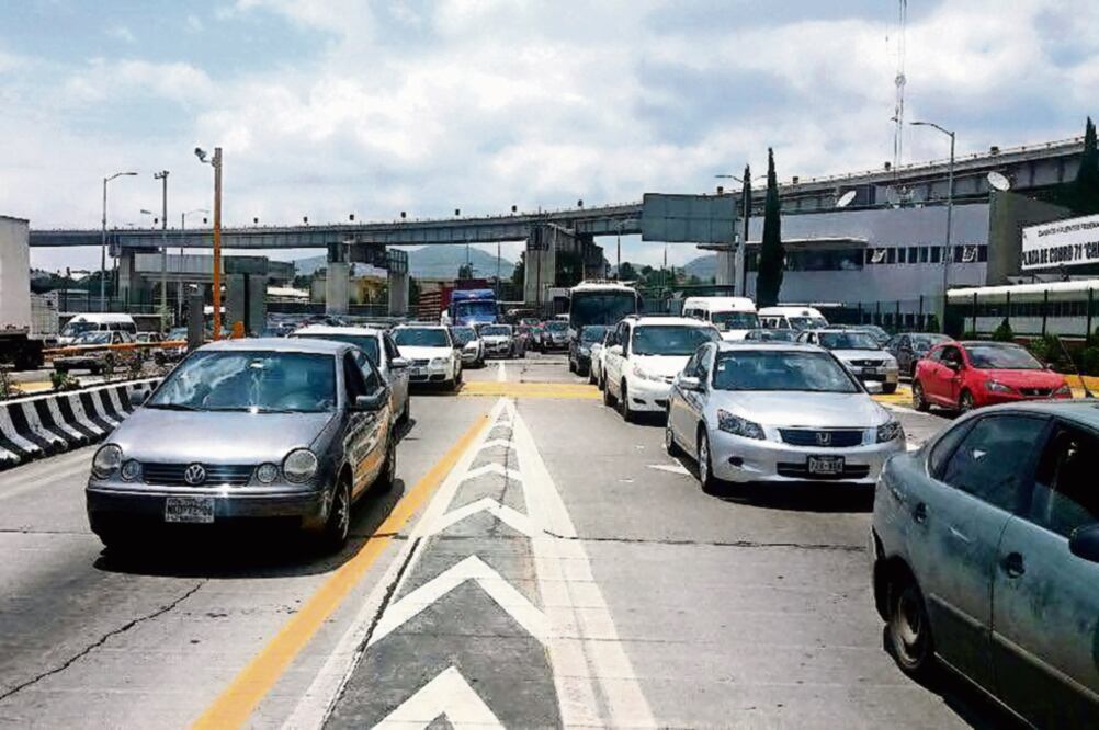 De las cinco principales casetas de la Ciudad de México salen 147 automóviles cada minuto hacia diversas ciudades del país e ingresan 136 (EDUARDO HERNÁNDEZ. EL UNIVERSAL)