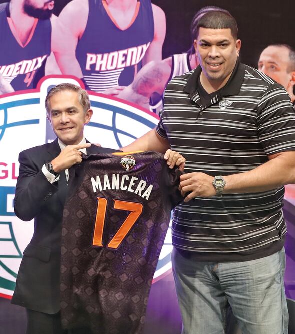 Miguel Mancera recibió un jersey de parte de Horacio Llamas (ARIEL OJEDA. EL UNIVERSAL)