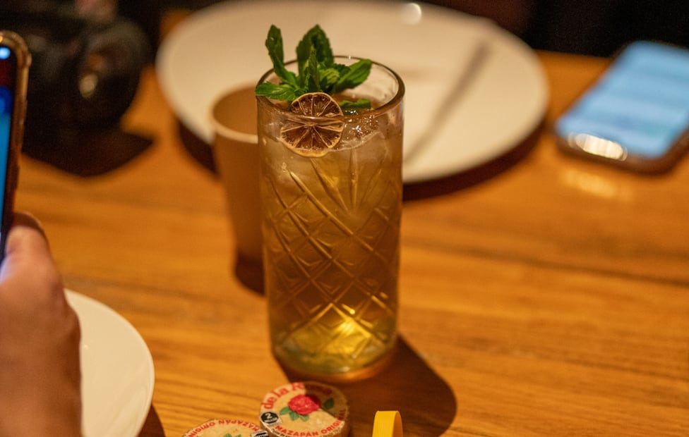 El formato highball es la alternativa más ligera y refrescante para disfrutar de cocteles con brandy en días calurosos. Foto: cortesía de Torres.