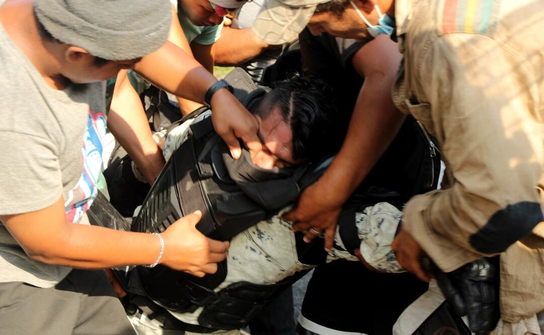 Con palos y piedras, los migrantes se enfrentaron a los agentes de la Guardia Nacional, a quienes superaron en número. Foto: Arturo Mijangos/ EL UNIVERSAL.