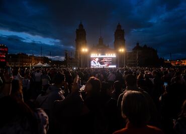 Más de 70 mil personas se reunieron en el Zócalo para revivir la presentación de Juan Gabriel, "Mis 40 en Bellas Artes"