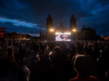 Más de 70 mil personas se reunieron en el Zócalo para revivir la presentación de Juan Gabriel, "Mis 40 en Bellas Artes"