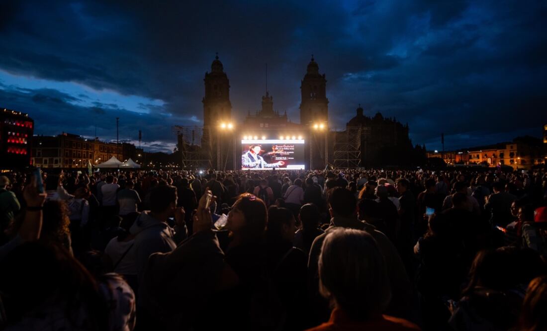 Reporta Gobierno capitalino 70 mil personas en el Zócalo, durante proyección de concierto grabado de Juan Gabriel. Foto: Especial