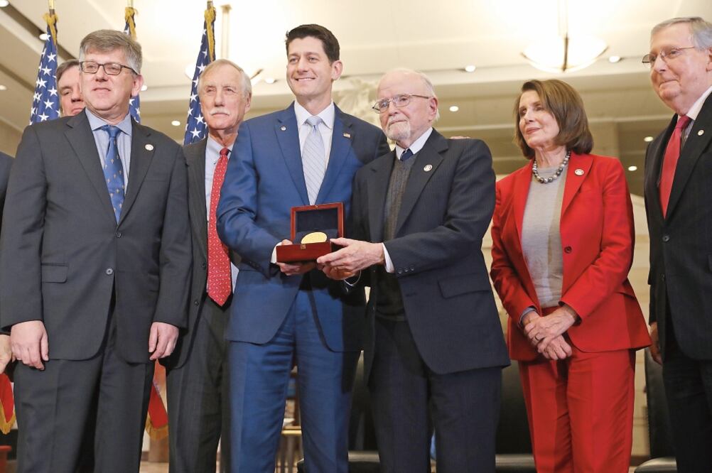 Legisladores de Estados Unidos entregaron a William Clarke (tercero de derecha a izquierda) la Medalla de Oro del Congreso (AFP)