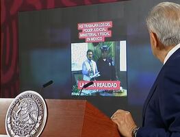 AMLO transmite en su mañanera sketches de Héctor Suárez para entender “por qué queremos la reforma judicial”