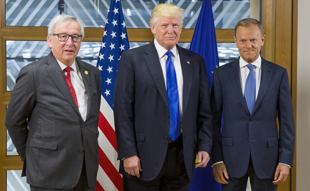 El presidente de EU, Donald Trump, posa con el presidente de la Comisión Europea, Jean-Claude Juncker, (izquierda), y el presidente del Consejo Europeo, Donald Tusk (derecha) (Foto: Xinhua)