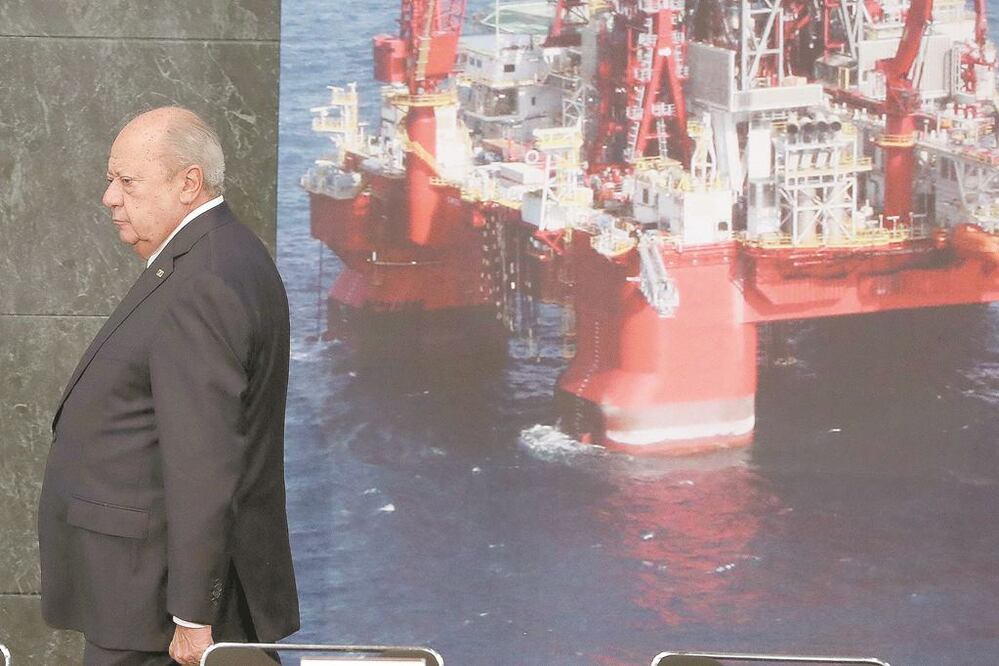 Tras 26 años al frente del gremio petrolero, Carlos Romero Deschamps dejó la dirigencia y enfrenta un par de investigaciones que efectúa la Fiscalía General de la República por presunto enriquecimiento ilícito. ARCHIVO EL UNIVERSAL