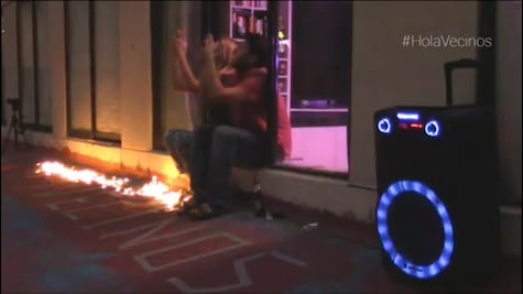 Ponen música y ahora es un suceso en redes llamado #HolaVecinos