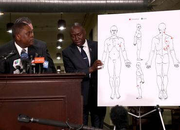 Joven abatido por policías en EU recibió ocho tiros en la espalda, revela autopsia