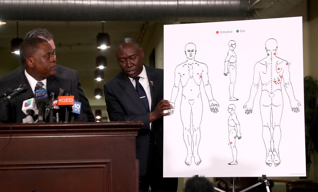 El doctor Bennet Omalu muestra los resultados de la autopsia de Stephon Clark (Foto: AFP)