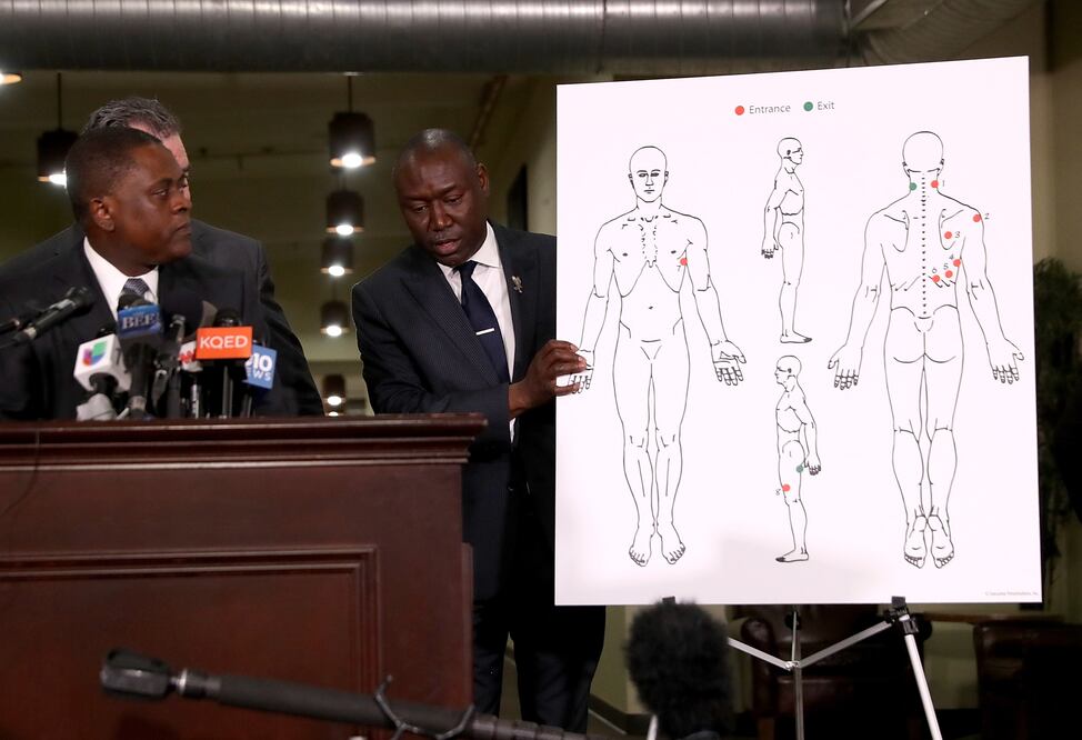 El doctor Bennet Omalu muestra los resultados de la autopsia de Stephon Clark (Foto: AFP)