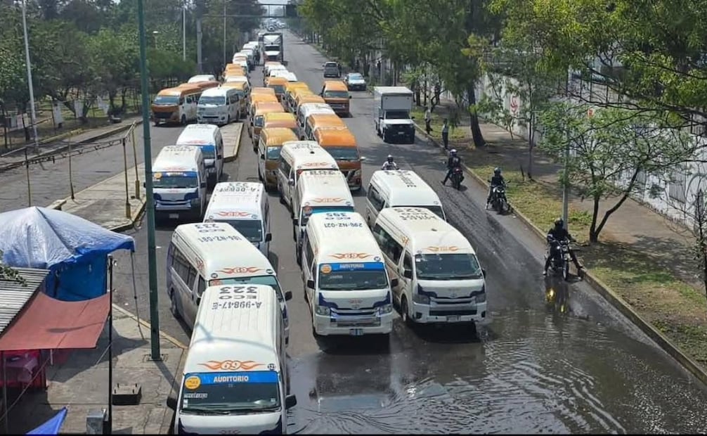 Transportistas cierran vialidades en zona oriente del Valle de México. Foto: especial