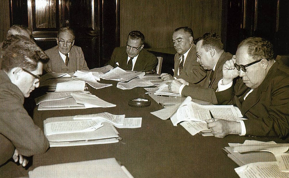 El 3 de junio de 1959 se realizó la primera reunión de la Conaliteg, presidida por Jaime Torres Bodet y Martín Luis Guzmán. Foto: Archivo EL UNIVERSAL.