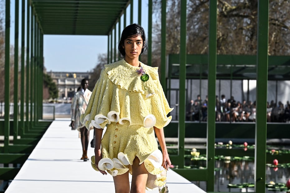 Jonathan Anderson presenta un Dior floral. Foto: AFP