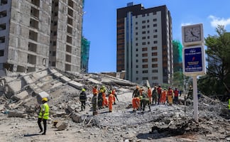 Derrumbe de edificio en construcción en Nairobi deja un número indeterminado de atrapados; se desconoce la causa del colapso