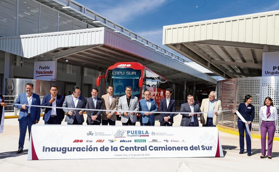 El gobernador Sergio Salomón Céspedes (centro) y empresarios inauguraron la terminal de camiones del sur en Puebla. Foto: Especial