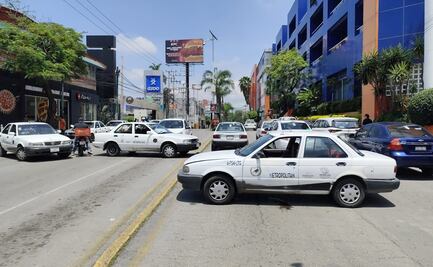 Taxistas colapsan Cuernavaca; con bloqueo, exigen prorroga para pago de refrendo vehicular 