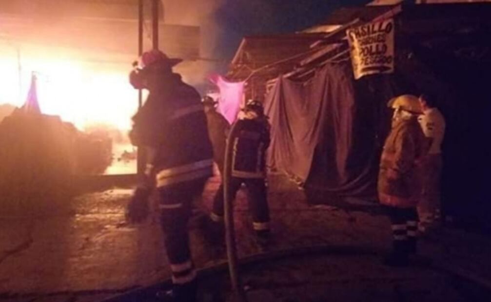 Incendio consume locales de la Central de Abasto en Ixtapaluca