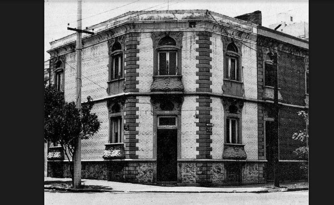 La residencia estilo Art Nouveau que se encuentra en la esquina de Colima y Córdoba, colonia Roma, a inicios de los años setenta. Durante la década de los ochenta, esta antigua construcción fue ocupada por la peña "Pájaro Campana". Hoy es sede del Museo del Objeto del Objeto, el MODO. Imagen: Col. Villasana-Torres