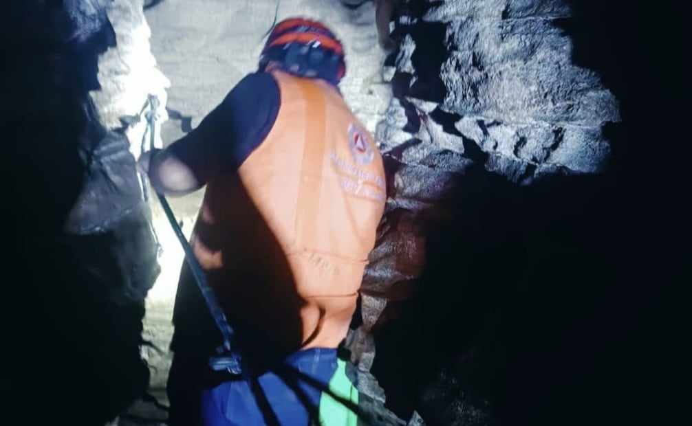 Rescatan a 3 integrantes de una familia atrapada en gruta de Cuetzalan, Puebla; sigue el operativo para rescatar a cuatro más.
Foto: Especial.