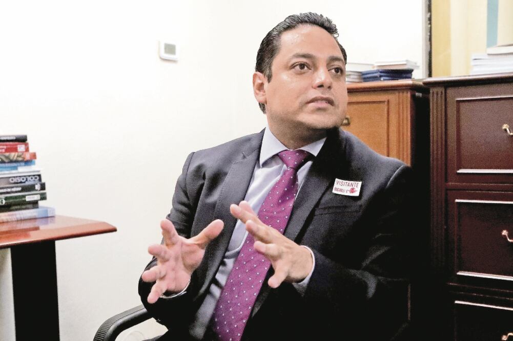 El titular de Venustiano Carranza adelantó que en los próximos meses se instalarán 150 botones de pánico, con cámaras de videovigilancia las 24 horas, que estarán conectadas al Centro de Monitoreo de la delegación (ALEJANDRA MIGUELES)